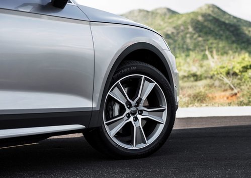 Pneu d'un Audi Q5 garé à l'extérieur
