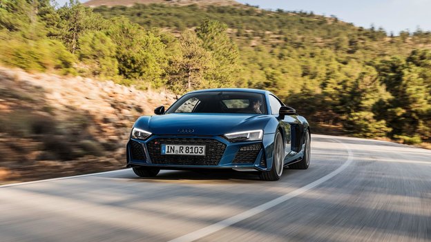Audi R8 Coupé 2020 roulant sur une route