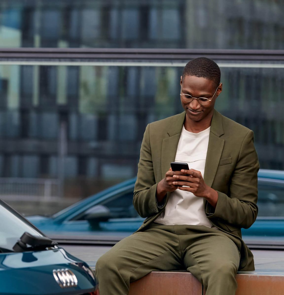Propriétaire d'audi accédant à l'appli MyAudi sur mobile relié à Audi Connect