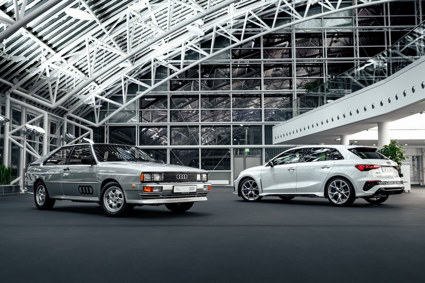 Les légendaires Audi Ur-quattro et Audi RS 3 Sportback au Forum Audi Ingolstadt.