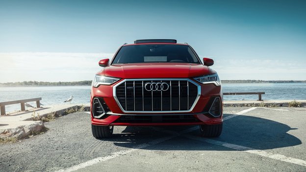 vue avant de l'Audi Q3 2020 rouge garé sur un quai