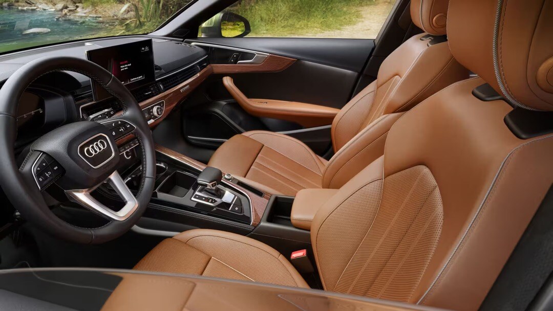 Vue côté conducteur de l'intérieur du Audi A4 allroad 2023.
