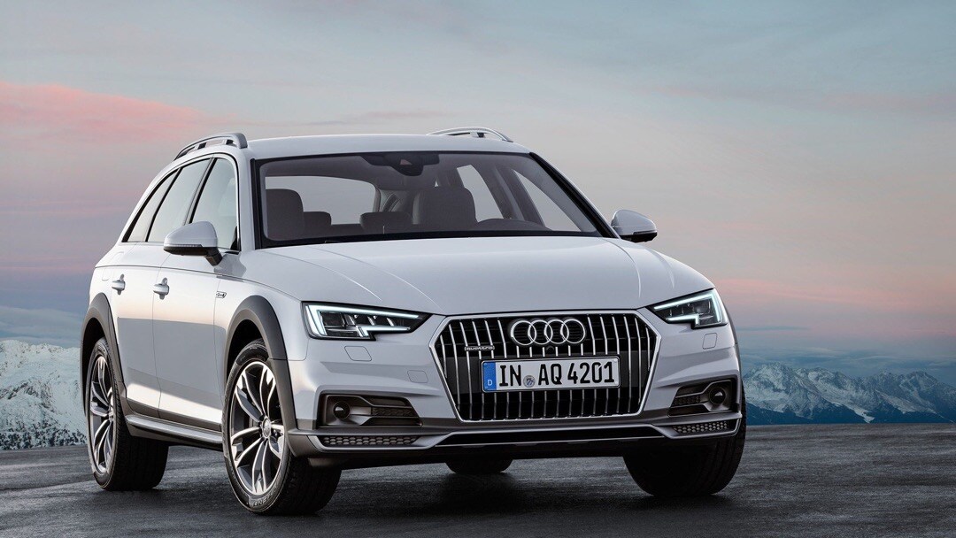 vue 3/4 avant de la Audi A4 Allroad quattro garée à l'extérieur