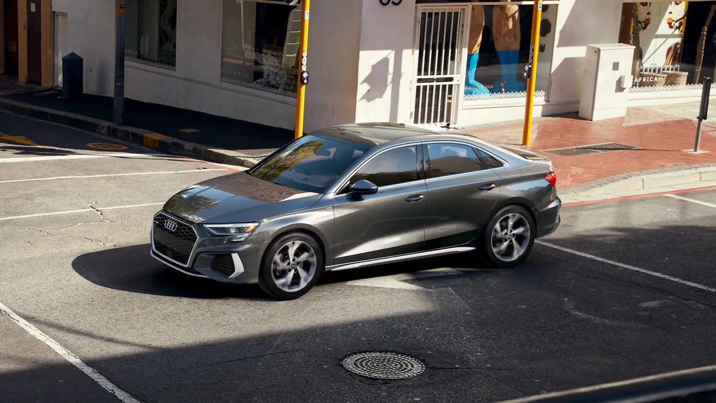 L'Audi A3 traversant une intersection en ville.