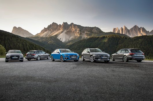 Gamme de VUS et berline Audi garée à l'extérieur