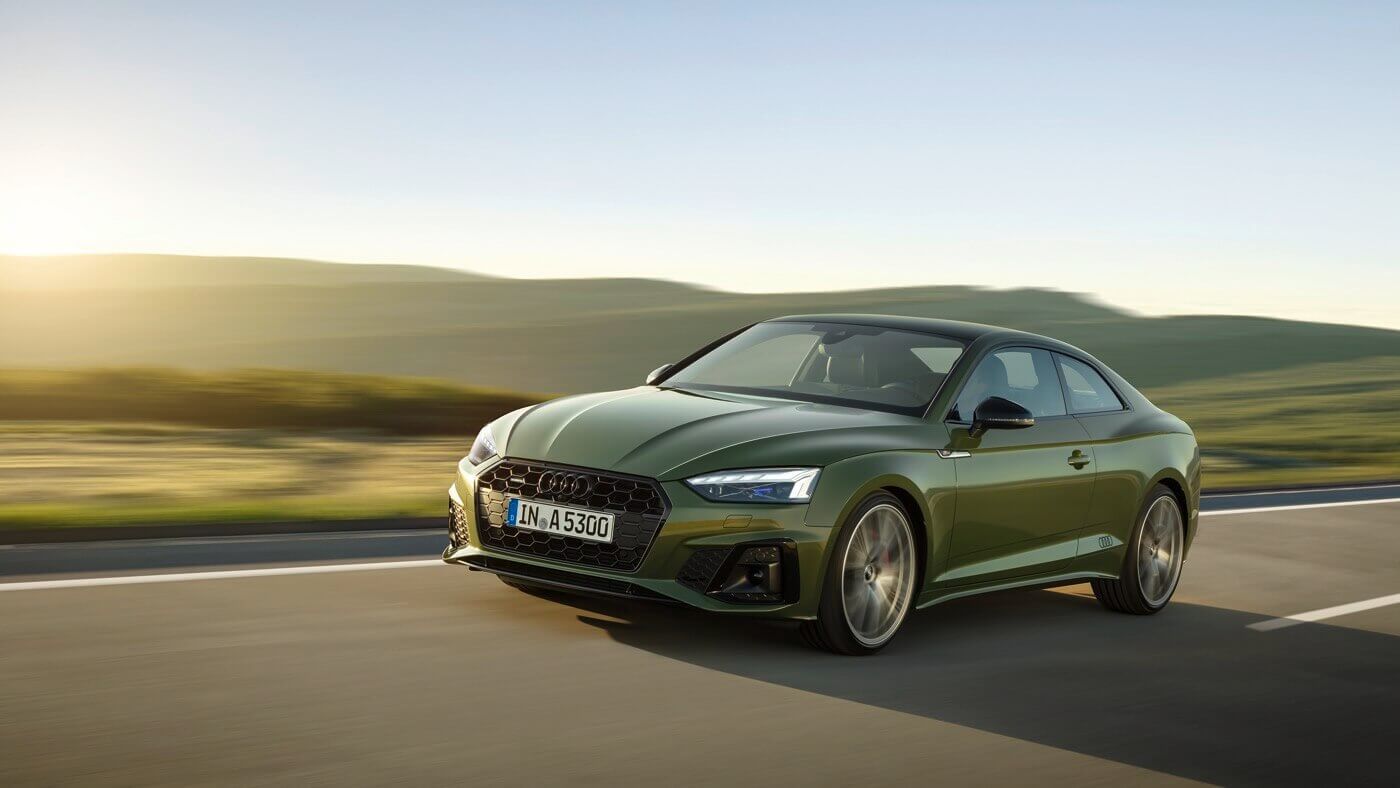 Vue 3/4 avant d'une berline Audi A5 coupé verte roulant sur une route