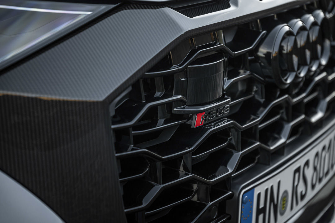vue rapprochée de la calandre du Audi RS Q8 022