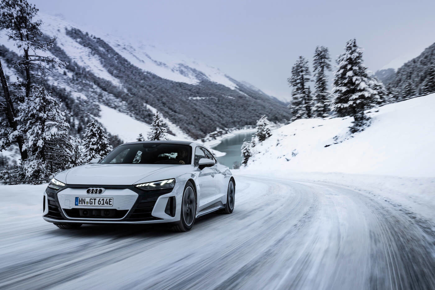 Un Audi e-tron GT quattro Gris Suzuka roulant sur une route glacée