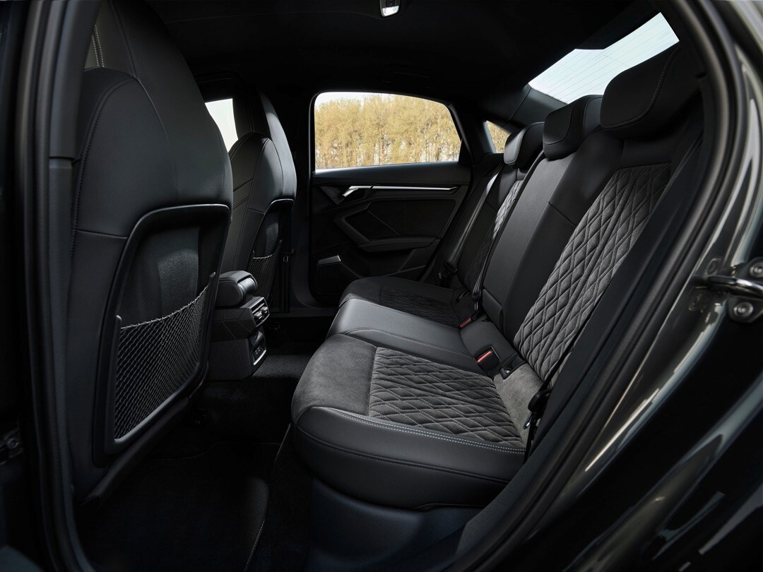 Intérieur de l'Audi A3 côté banquette arrière.