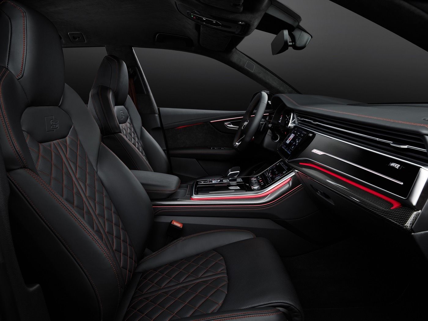Vue de perspective du passager avant de l'intérieur d'un VUS Audi Q8 2022