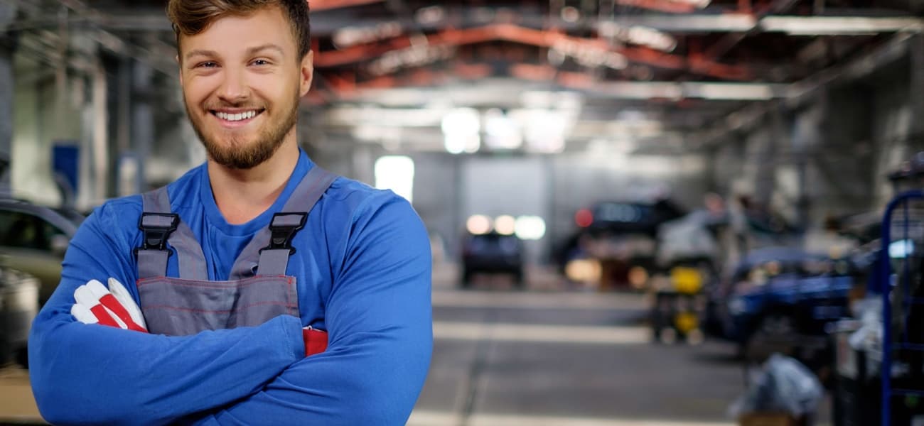 Cheerful serviceman in a car workshop_91820782.jpg