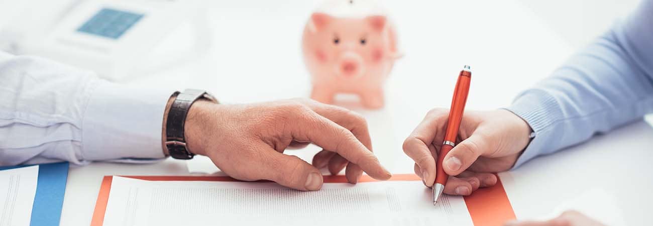 Signing-finance-contract_164535224_xl-2015 (1).jpg