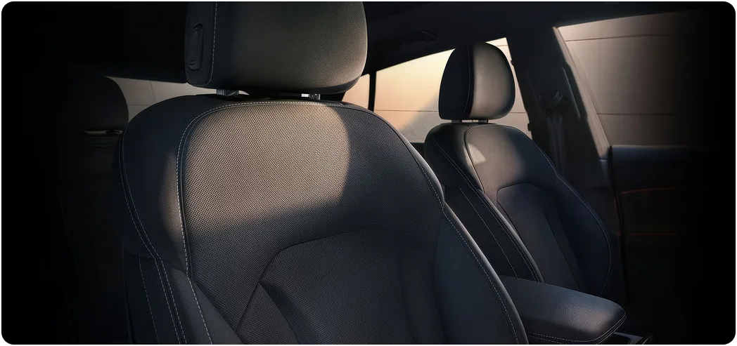 Individual contour front seats of the Audi Q8 trimmed in dark Valcona leather
