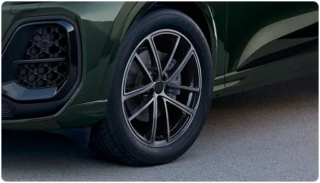 Close-up of the Audi Q5 alloy wheel and front fender