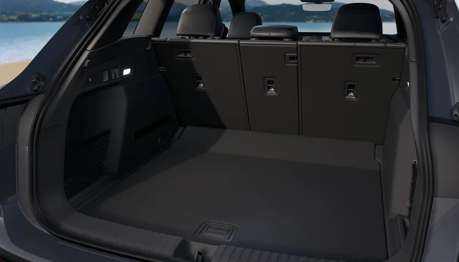 Open cargo area of the Audi Q6 e-tron