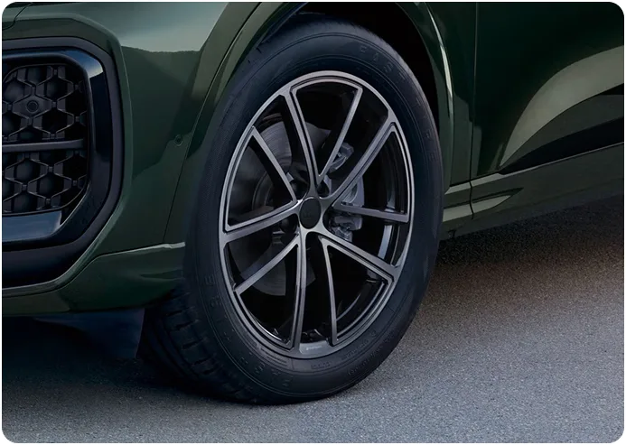 Close-up of the Audi Q5 alloy wheel and front fender