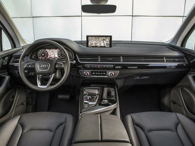 New Audi Q7 Front Interior.jpg