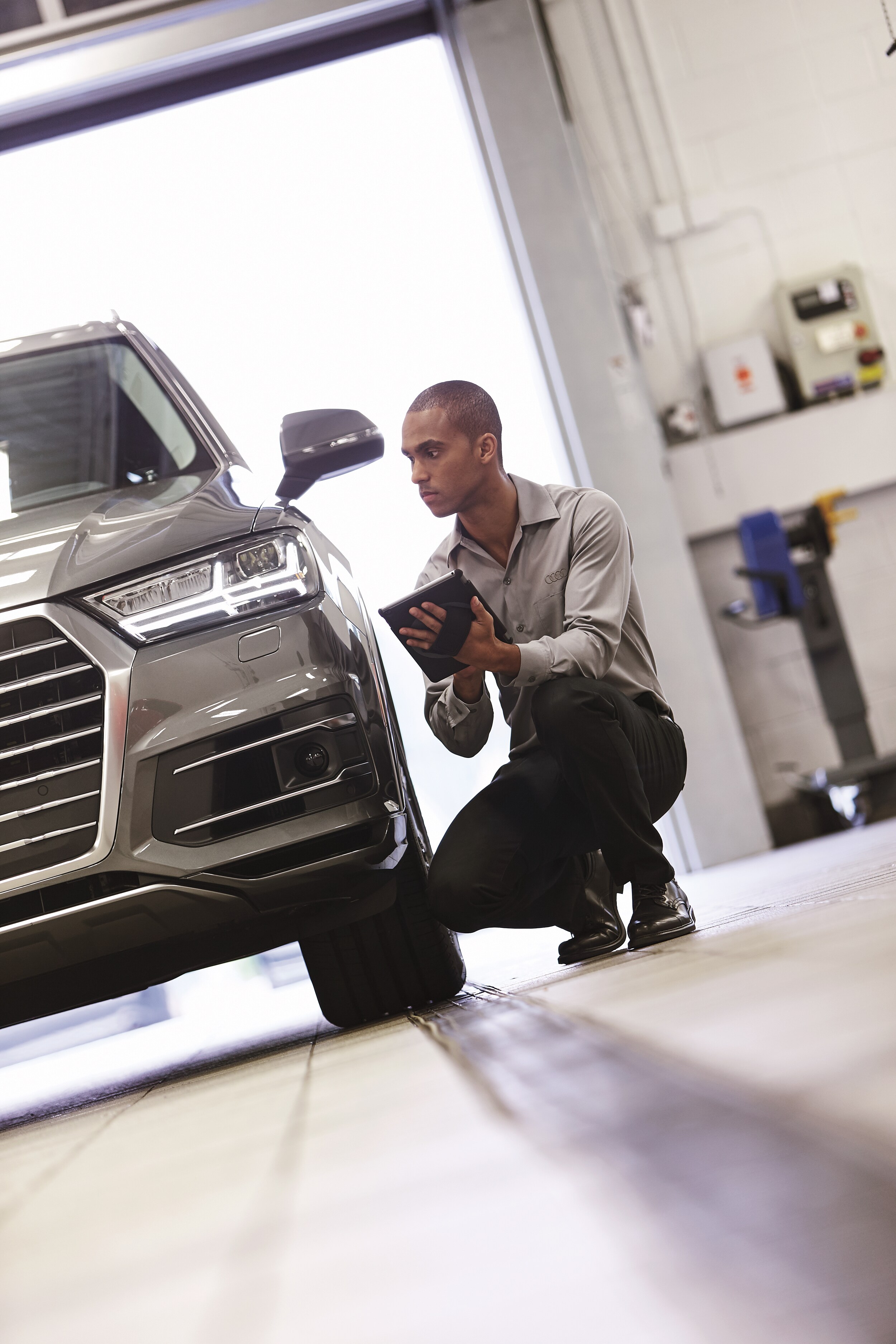 service_highres_7658216_AUDI_TechWithTireCheckTablet_mj.jpg