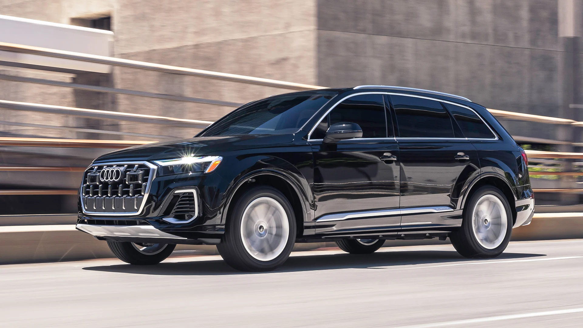 2025-Audi-Q7.webp 2025 Audi Q7 side view.