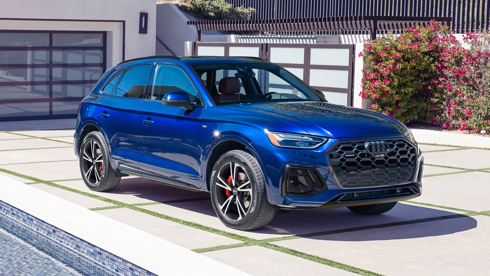 2025-Audi-Q5.webp 2025 Audi Q5 side view.