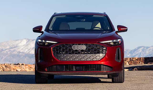 Front view of the 2025 Audi Q5 with redesigned LED headlights.