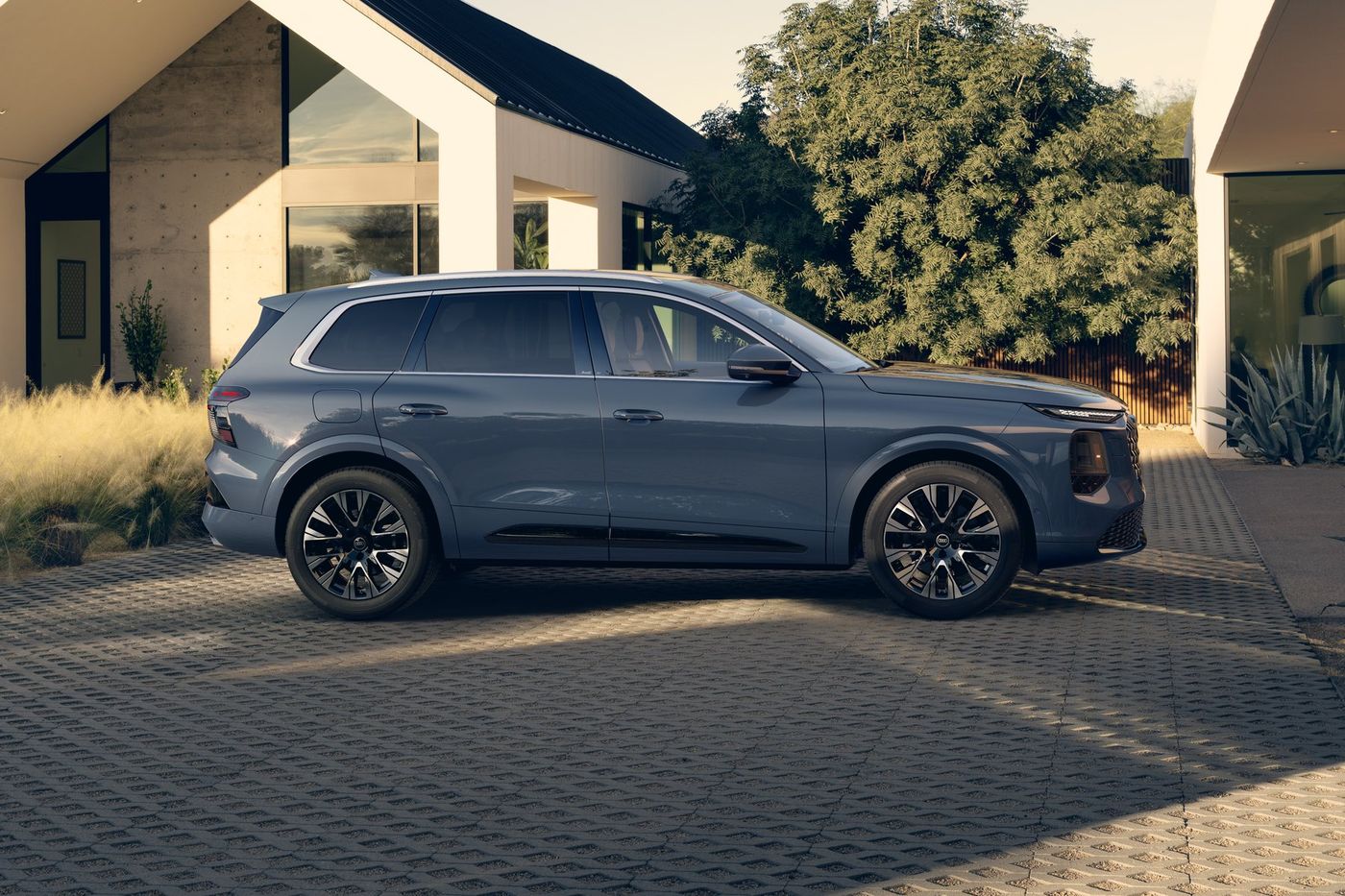 2027 Audi Q7 side profile showing the full body line and wheel design