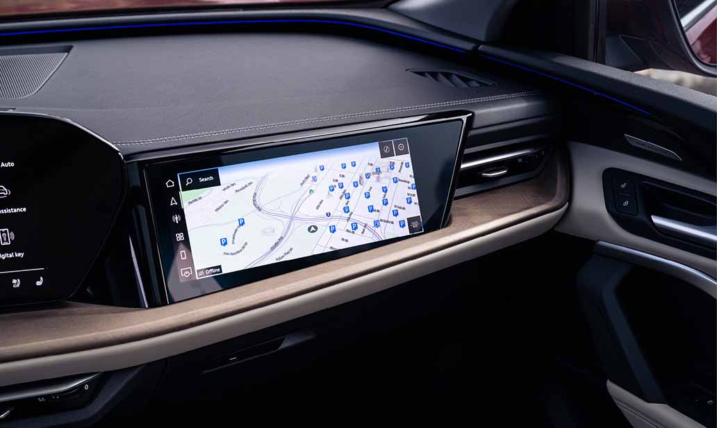 Passenger screen with Apple CarPlay and Android Auto integration.