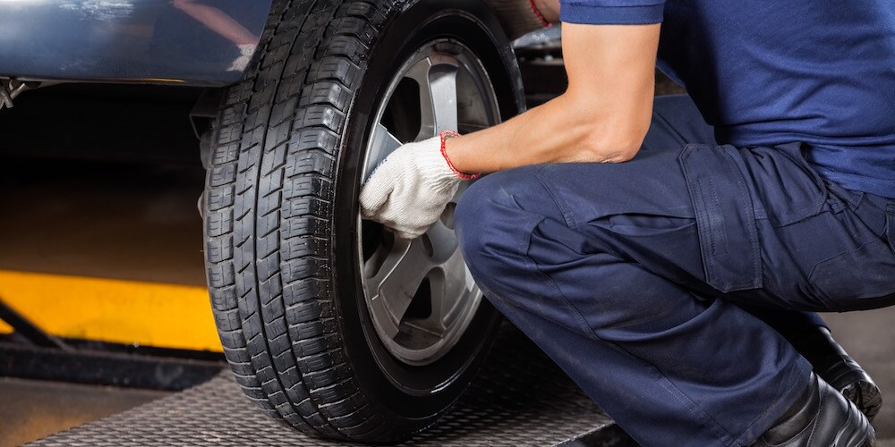 Mechanic Removing Tire_88985818