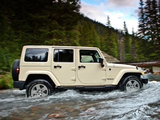 2015 Jeep Wrangler unlimited driving through water side view.jpg