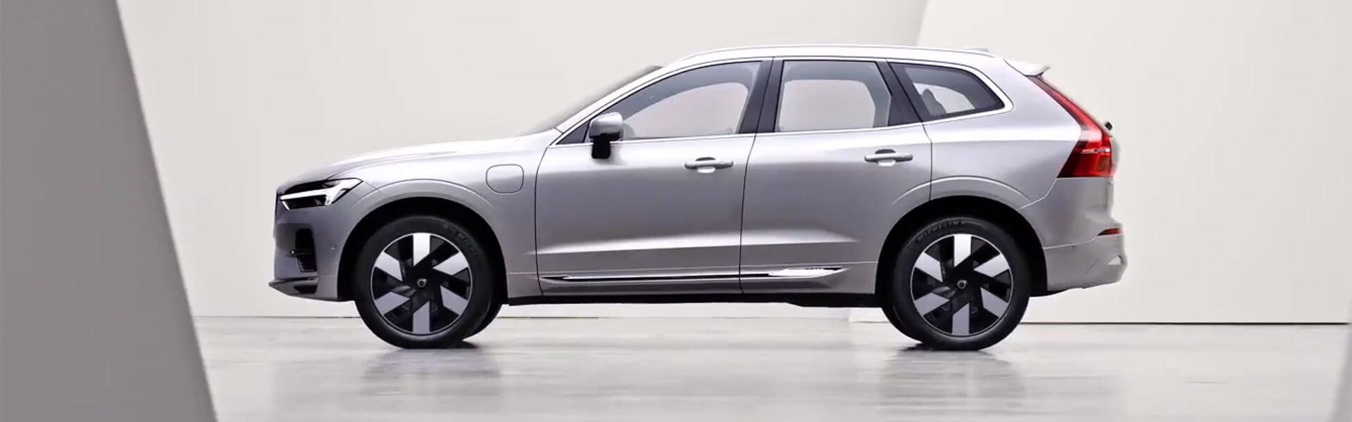 2022-volvo-xc60-recharge-plug-in-hybrid-banner