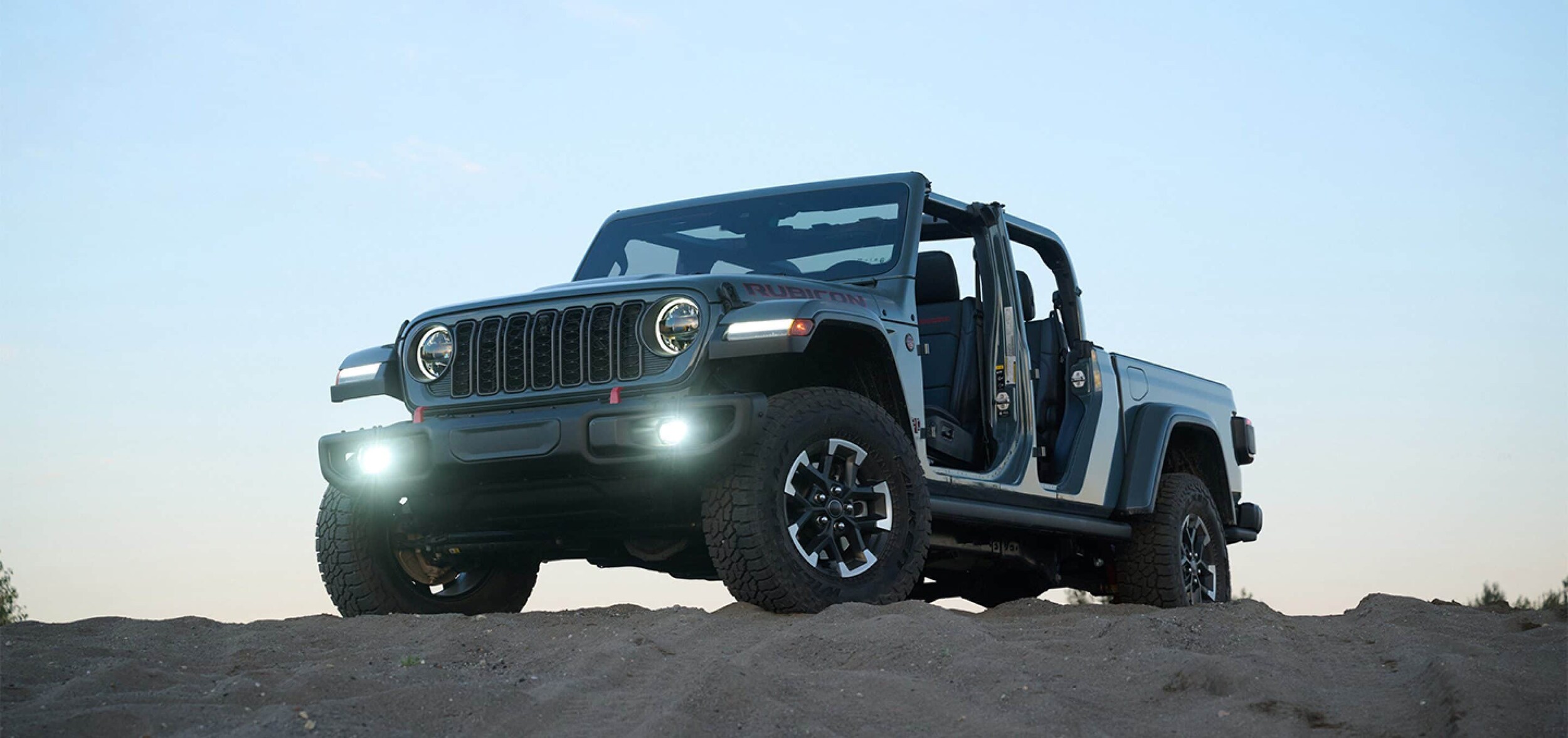 Learn about the Jeep Gladiator Removable Roof & Doors Exterier shot of Jeep Gladiator with removed roof and door