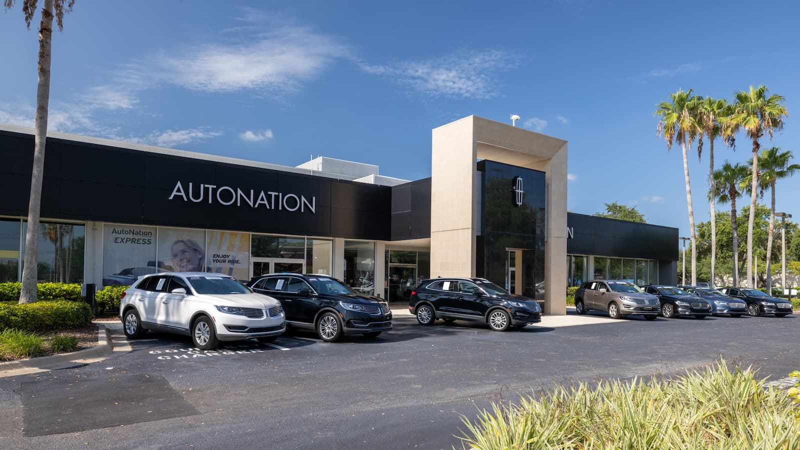 Exterior view of AutoNation Lincoln Clearwater during the day