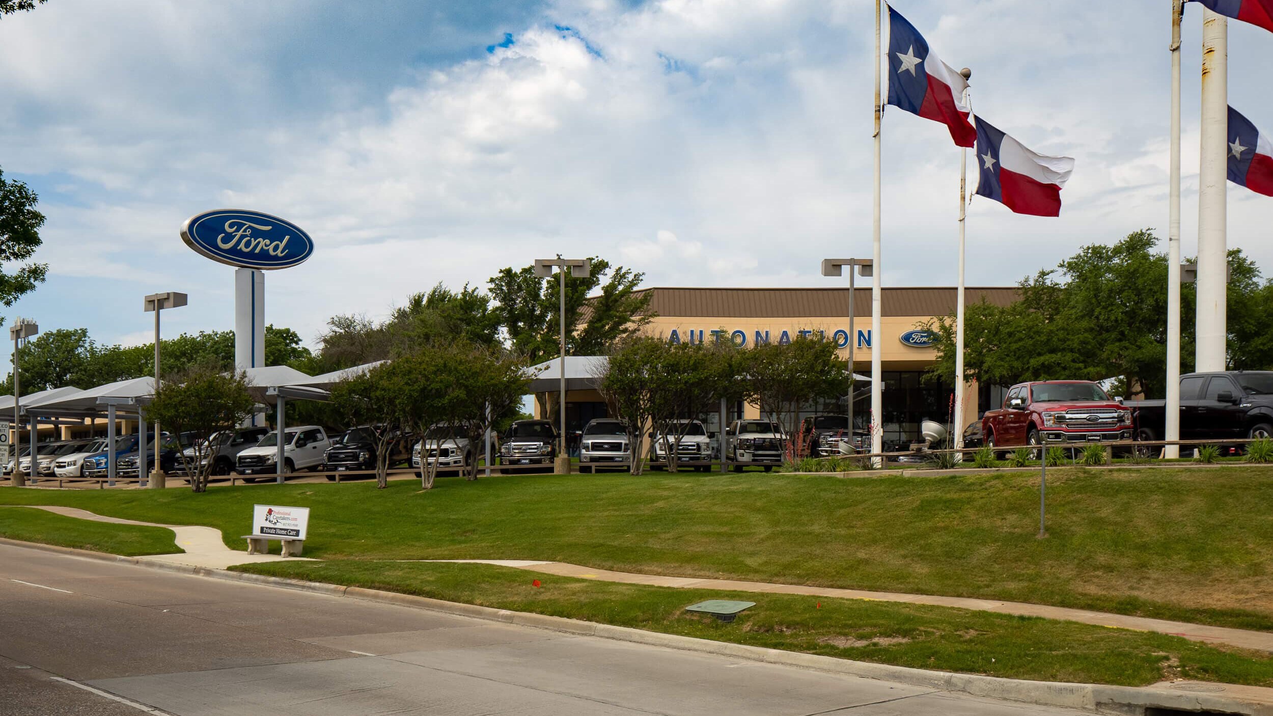 Exterior shot of AutoNation Ford Fort Worth dealership