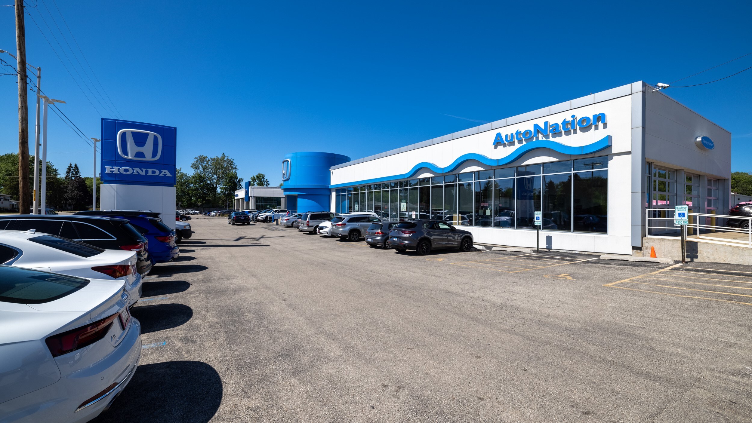 AutoNation Honda O'Hare is here for all your Honda purchasing, servicing, and financing needs in Des Plaines, IL Exterior view of AutoNation Honda O'Hare