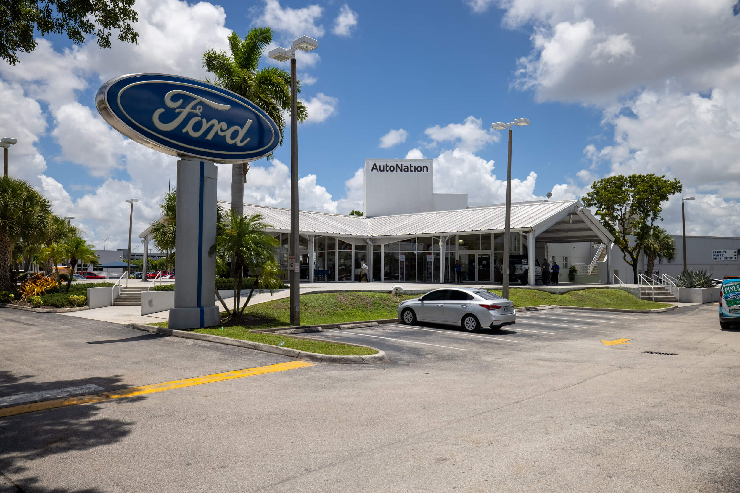 Exterior Shot of AutoNation Ford Miami