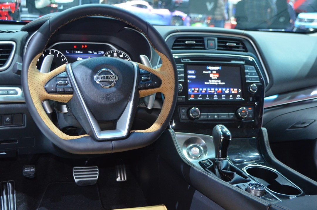 What are the main features of the 2015 Nissan Maxima?