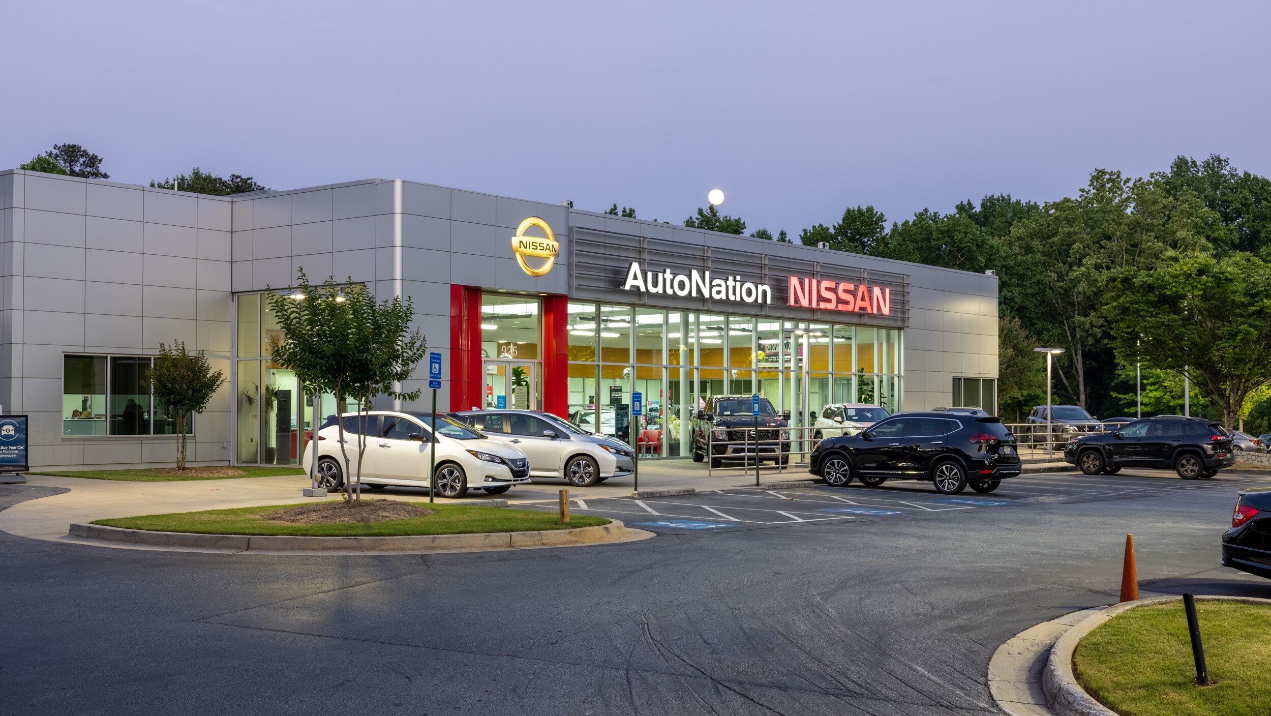 Exterior view of AutoNation Nissan Marietta during the day