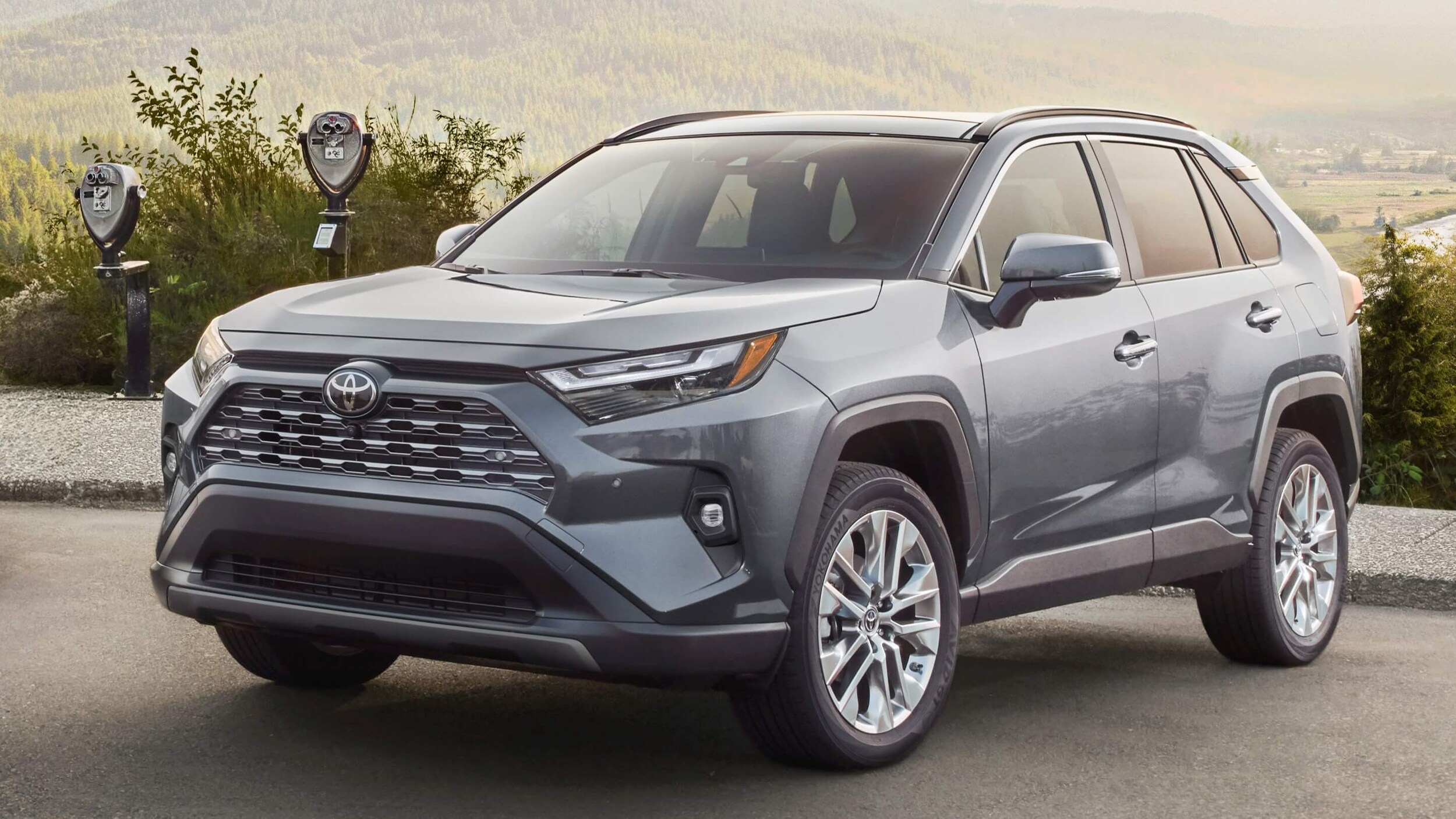 Learn about the safety & driver assistance features of the Toyota RAV4 Toyota RAV4 parked at a viewpoint overlooking mountains