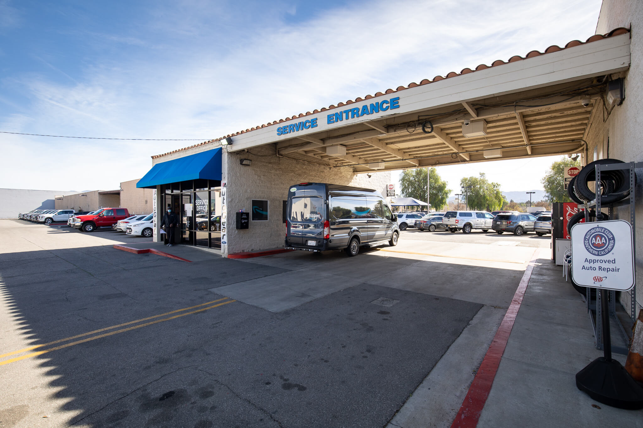 Find quality service for Ford cars, trucks, and SUVs in Valencia, CA Exterior view of the AutoNation Ford Valencia service center bay