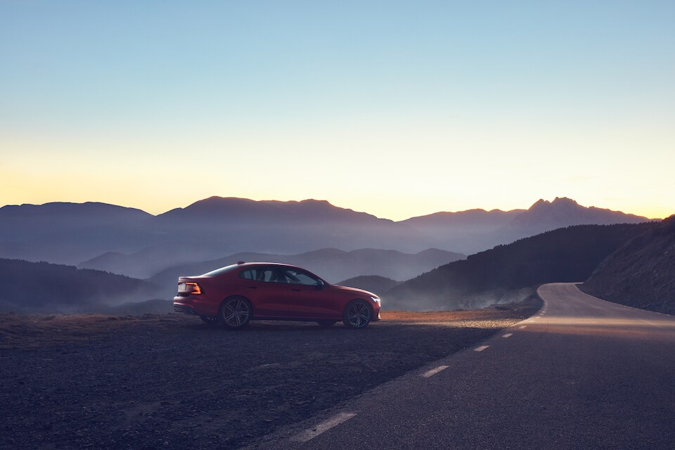 2019-Volvo-S60-RDesign-T6-Sedan-L01.jpeg