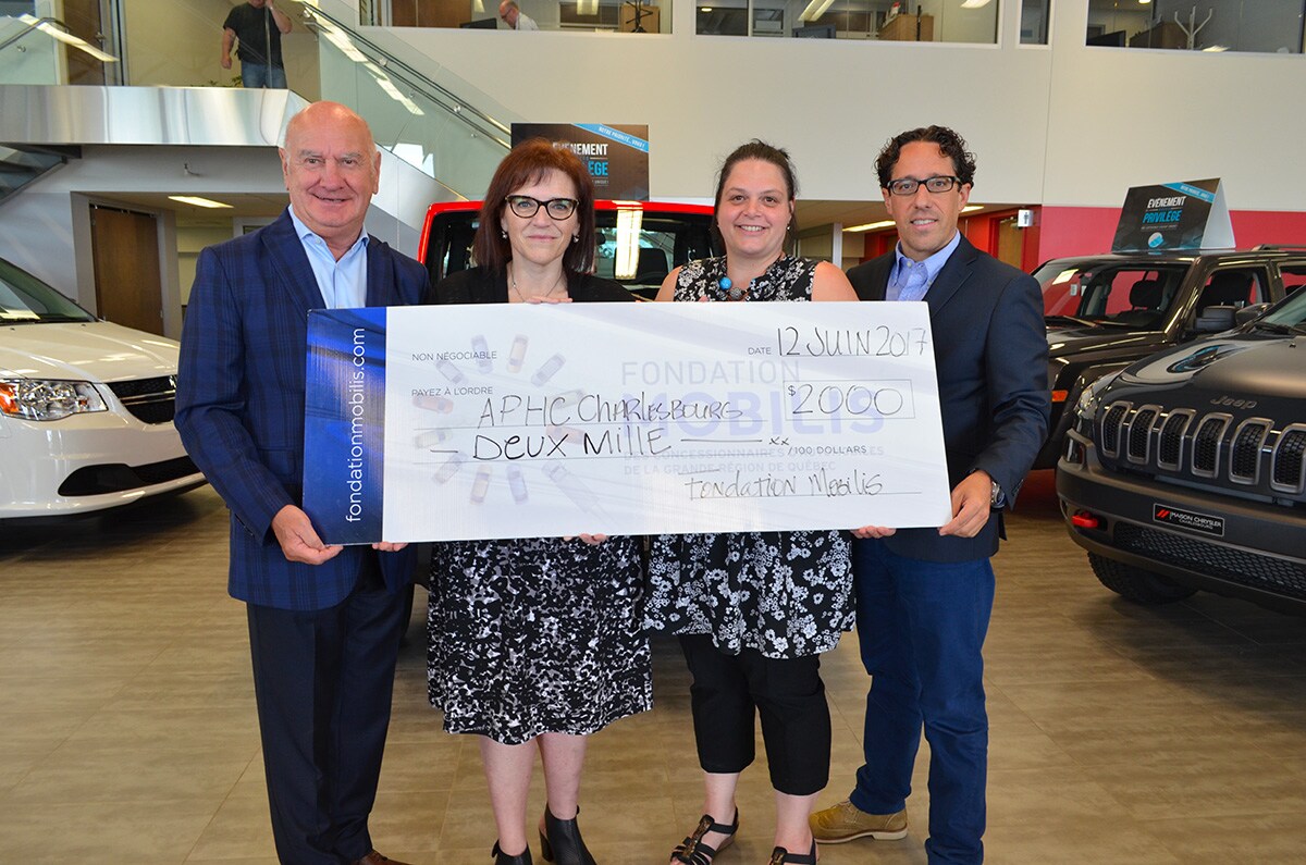 M. Paul Daigle, président du Groupe Daigle, Mme Nathalie Fleury, directrice du Bureau du député de Charlesbourg-Haute-Saint-Charles Pierre Paul-Hus, Mme Marie-Andrée Trudel, directrice générale de l'Association des personnes handicapées de Charlesbourg et M. Charles Drouin, président de la Corporation Mobilis.