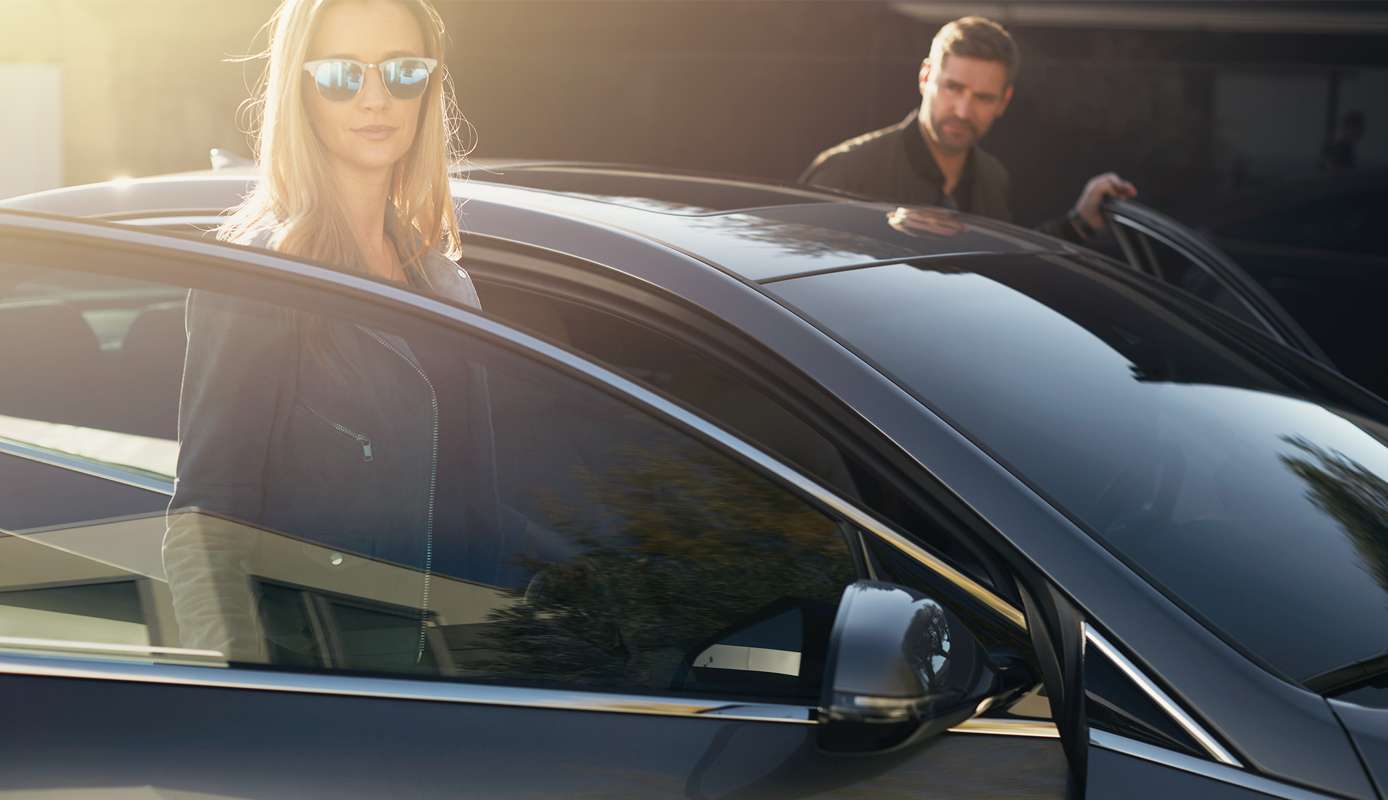 2018_Sonata_Limited_Ultimate_Gray_0034_Talent-crop.jpg