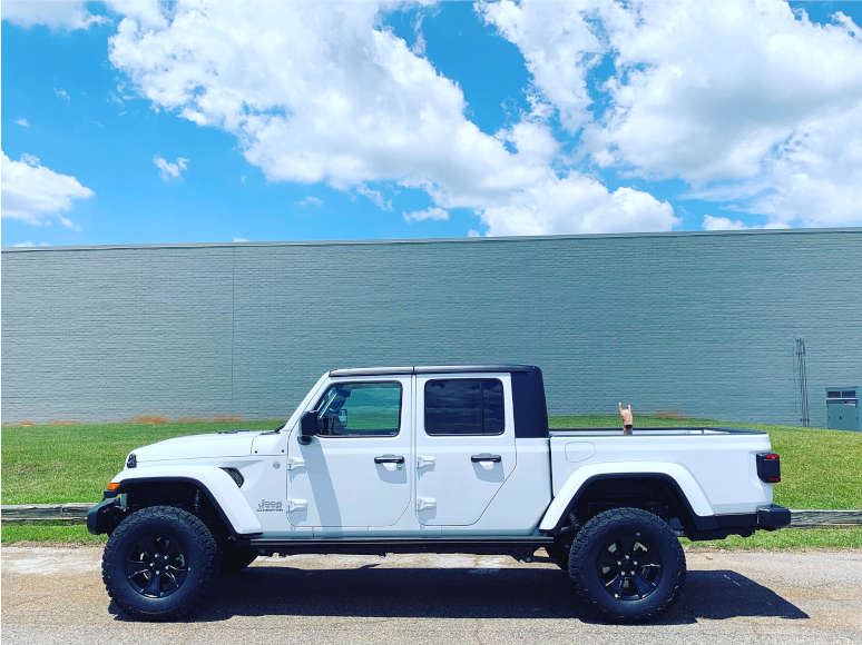 WhiteJeepGladiator.JPG