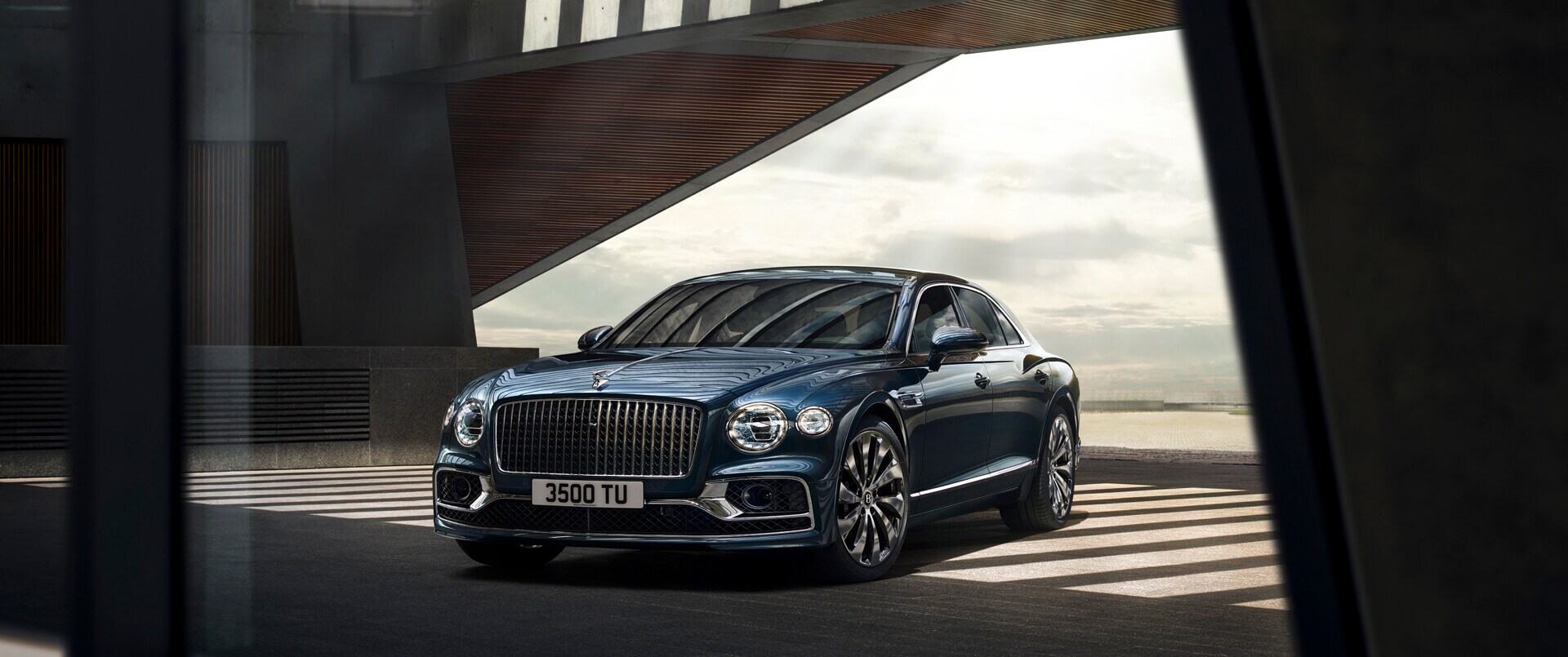 new-flying-spur-front-three-quarters-static-in-building-in-meteor-paint-1920x805%20range.jpg