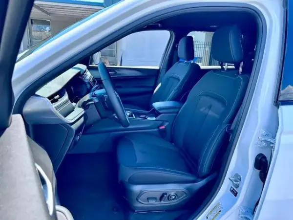 grand Cherokee front interior