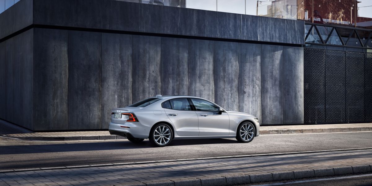 2020 Volvo S60 Momentum T6 Sedan silver by concrete wall_hori.jpeg