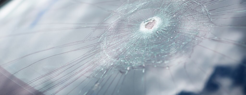 detail-of-damage-to-windscreen-of-car-shattered-FEQP6SH-1024x397.png