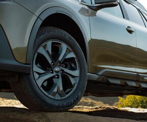 EXCLUSIVE EXTERIOR ACCENTS AND WHEELS