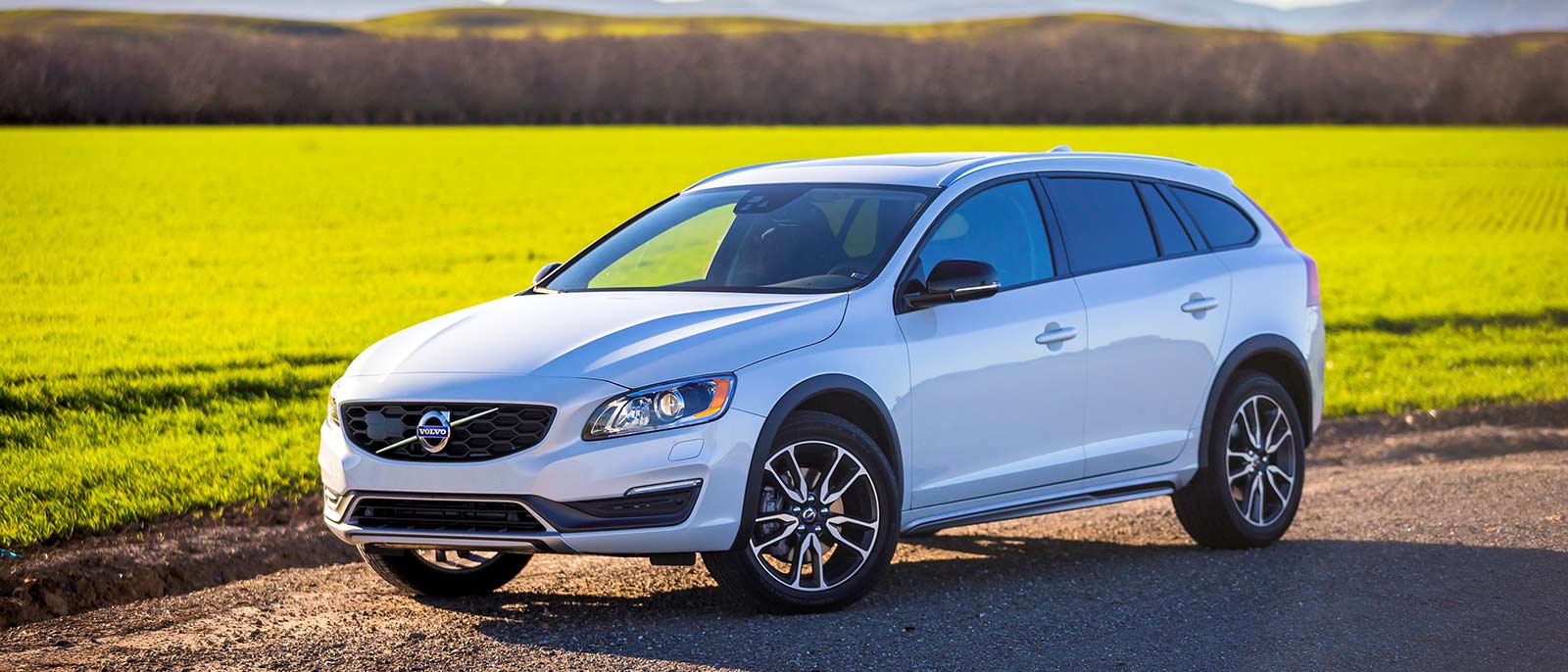 2017-Volvo-v60-CC-2.jpg