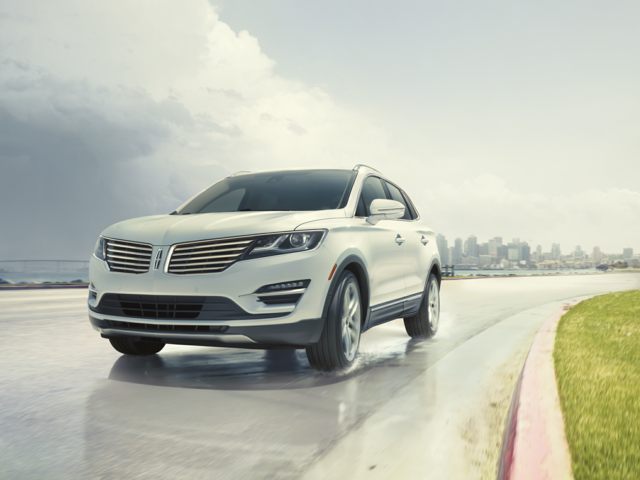 2018 Lincoln MKC white SUV rainy road cityscape.jpg